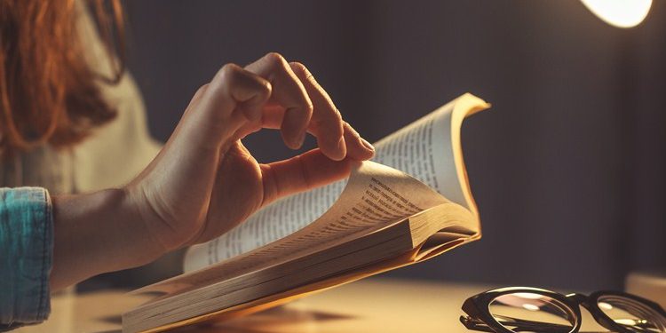 Cô gái đọc sách