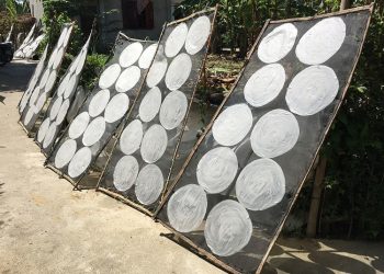 Phơi nắng bánh tráng Đại Lộc